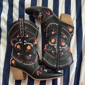 ARULA Black and Pink Heeled Boots with Elegant Design